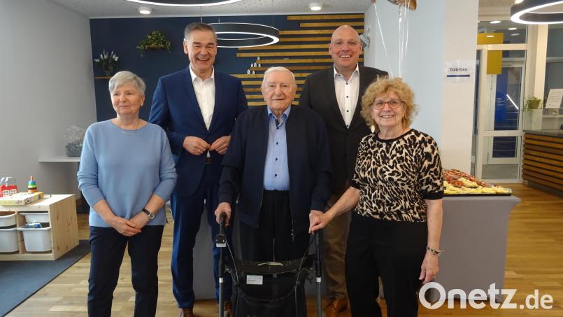 100 Jahre alt wurde Alfred Weller (Mitte) aus dem Stadtteil Brand. Zu den Gratulanten gehörten Tochter Petra, Landrat Peter Berek, Oberbürgermeister Oliver Weigel und Tochter Doris (von links nach rechts). Bild: apr