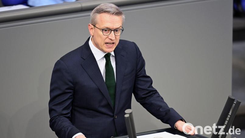 Minister Wildberger: KI wird Programmierer und Callcenter-Beschäftigte ersetzen. (Archivbild) Bild: Lilli Förter/dpa