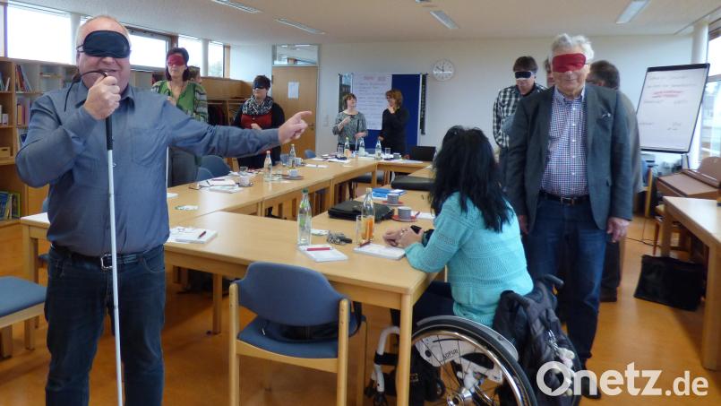 Wie fühlt es sich an, blind zu sein? Mit solchen und ähnlichen Aktionen wird für mehr Verständnis bei Menschen mit Behinderungen am Livebeispiel geworben. Ein Workshop darüber brachte Aufklärung Bild: Christina Ponader