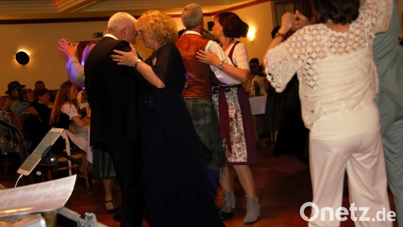 Am Samstagabend tanzten Gäste ausgelassen auf dem Jägerball der Kreisgruppe Amberg. Bild: Marlin Nixdorf