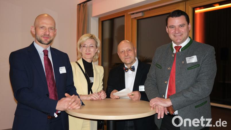 Landrat Thomas Ebeling (rechts) hieß zum Festakt "35 Jahre Landkreispartnerschaft Schwandorf-Görlitz" seinen Amtskollegen Stephan Meyer sowie dessen Begleiter Susanne Lehmann und Joachim Mühle (von links) willkommen. Bild: Hirsch