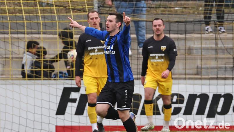 Die Spvgg SV Weiden (schwarz-blaue Trikots) siegte mit 2:1 bei der SpVgg Bayern Hof auf der Grünen Au. Matchwinner Patryk Bytomski bejubelt seinen Siegtreffer. Bild: PixMaWi - Mario Wiedel