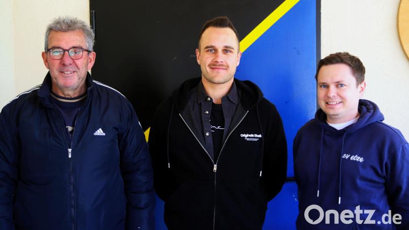 Mit einem neuen Trainerduo bestehend aus Klaus Moucha (rechts) und Luca Wittmann (neu, Bildmitte) geht der SV Etzenricht mit der Zweiten Mannschaft in die nächste Saison. SV-Abteilungsleiter Manfred Herrmann (links) stellte das Tandem vor. Bild: war