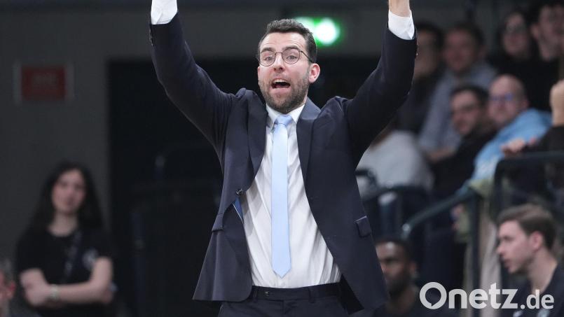 Hamburgs Trainer Benka Barloschky hat Grund zum Jubeln. (Archivbild) Bild: Marcus Brandt/dpa