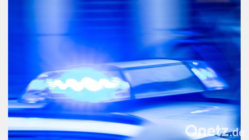 Auf einer Kreuzung in Tirschenreuth stand ein einsames, verunfalltes Auto. Der Fahrer war erst nicht aufzufinden. Symbolbild: Jens Büttner/dpa