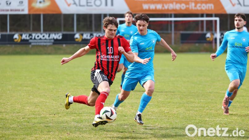 Torsten Hofbauer (links) vom SC Luhe-Wildenau setzt sich im Laufduell gegen Regensburgs Aaron Scheurer durch. Bild: Dieter Jäschke