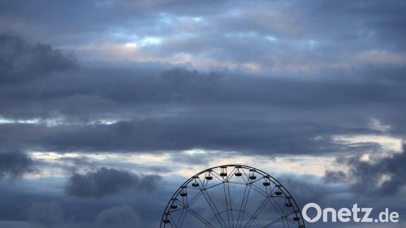 Der Mann stürzte bei Arbeiten an einem Riesenrad. (Symbolbild) Bild: Karl-Josef Hildenbrand/dpa