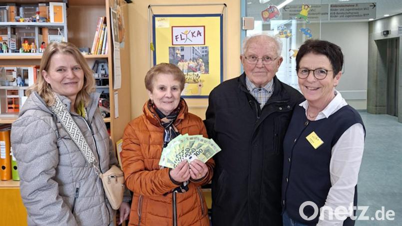 Alexandra Ottmann, Rosalinde Prechtl und Josef Prechtl übergaben ihre Spende an Margit Meier, Vorsitzende von Flika. Bild: Reinhard Fraunholz