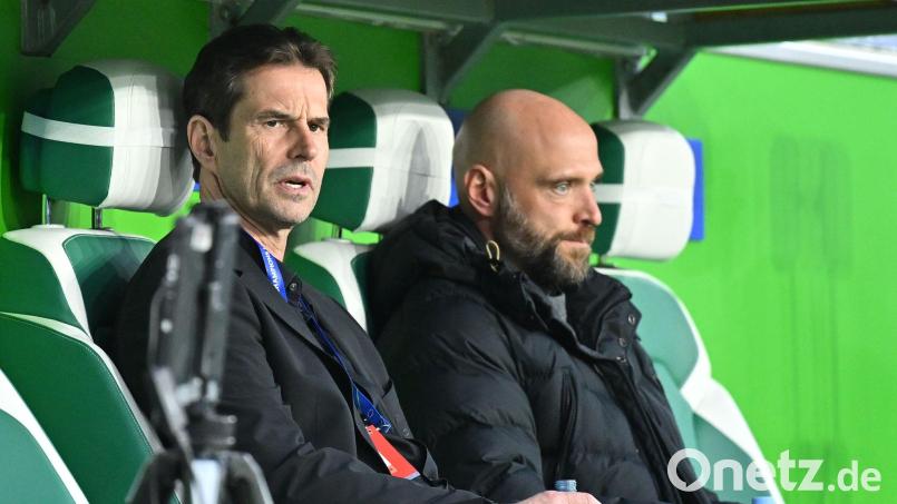 Sportchef Ralf Kellermann (li.) und Trainer Stephan Lerch: Wolfsburg enttäuscht gegen Union. (Archivbild) Bild: Swen Pförtner/dpa