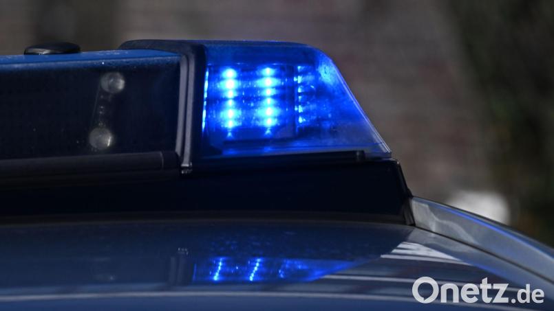 Das Auto des Mannes, der einen Herzinfarkt erlitt, krachte gegen ein Geländer. (Symbolbild) Bild: Bernd Weißbrod/dpa