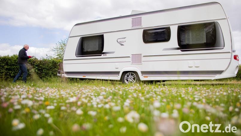 Ein Unbekannter fuhr am Samstagmorgen gegen einen Wohnwagen und beschädigte diesen. Symbolbild: Rolf Vennenbernd/dpa