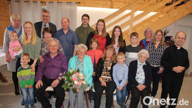Anna Schicker (vorne mit Blumen) feierte im Kreise ihrer Familie und Freunde ihren 100. Geburtstag. Links von ihr Sohn Herbert und rechts von ihr Tochter Edeltraud. Rechts sitzt ihre Schwester Hilde, auch schon 97 Jahre alt. Mit auf dem Bild ihre Enkel und Urenkel, Pfarradministrator Armin Maierhofer, Bürgermeister Franz Schöner und Vertreterinnen des Frauenbundes. Bild: Konrad Rosner