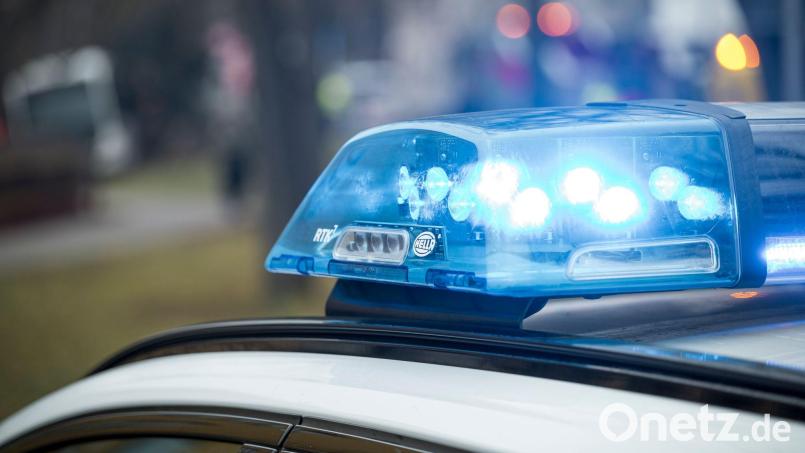 Ein Verkehrsunfall in Amberg führt zu einer Verletzung, als ein Autofahrer die Vorfahrt eines Busses missachtet. Ein Fahrgast stürzt und wird ins Krankenhaus gebracht. Symbolbild: Daniel Vogl/dpa