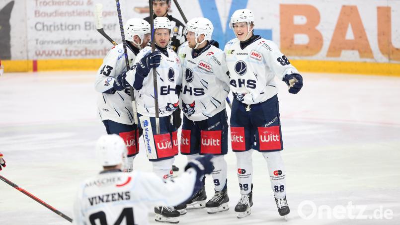 Gleich drei Mal durften die Spieler der Blue Devils Weiden am Sonntag in Kaufbeuren einen Treffer bejubeln. Am Dienstag kann mit einem weiteren Heimsieg der Klassenerhalt in der DEL2 glücken. Bild: Benjamin Lahr
