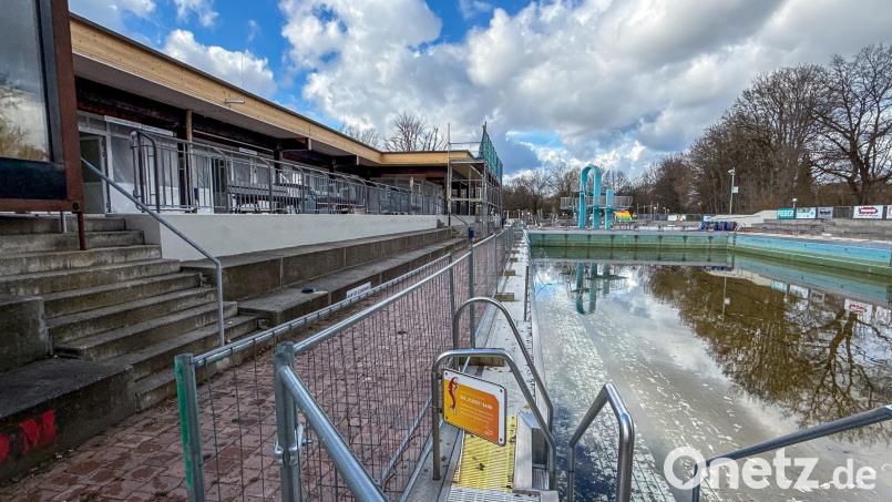 Das Hauptgebäude (links) mit Blick auf das Schwimmer-Becken (recht): Dieses Areal ist unterkellert und bietet Platz für die umfangreich Technik. Bild: Stephan Huber