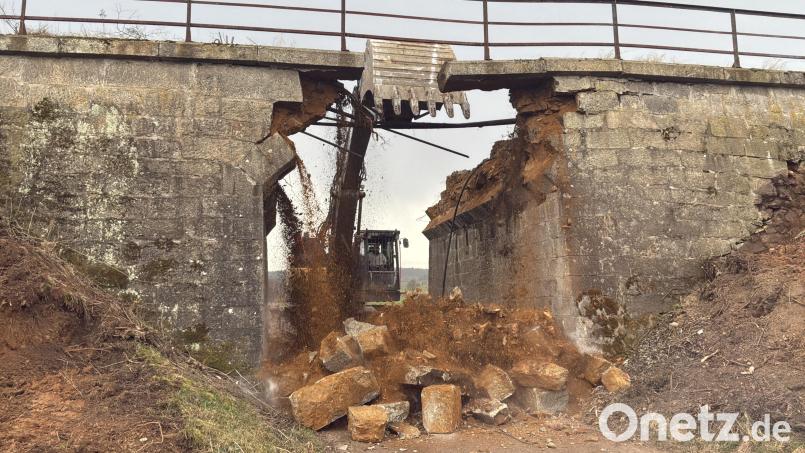 Der alte Durchlass in der Verlängerung des Pointwegs zwischen Waldsassen und Kondrau ist bereits in der zweiten März-Woche abgebrochen worden. Bild: Bauamt Amberg-Sulzbach