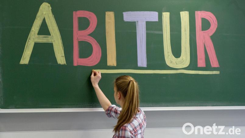 Am 22. April beginnen in Bayern die Abiturprüfungen. Die Schülerinnen und Schüler hatten dafür wieder neun Jahre Zeit, den Stoff zu lernen. Symbolbild: Tobias Kleinschmidt/dpa