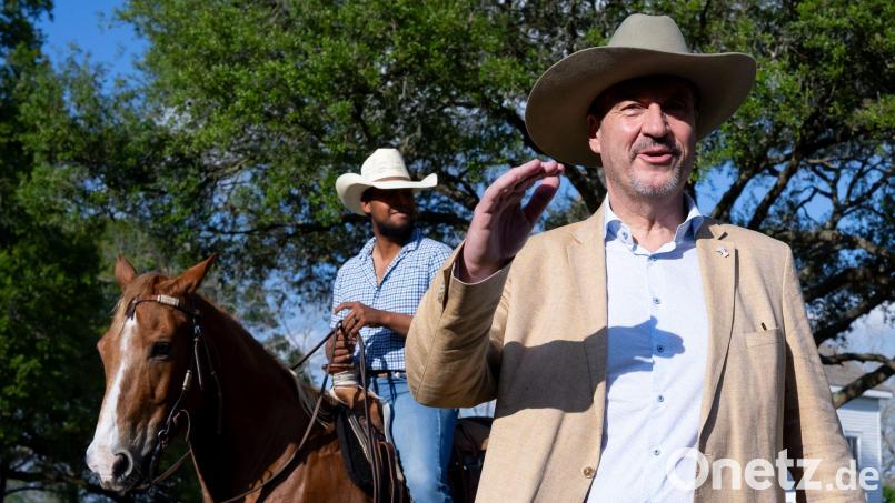 Auf der George Ranch unweit der Millionenmetropole Houston hat Bayerns Ministerpräsident Markus Söder seinen Texas-Besuch mit obligatorischem Cowboy-Hut begonnen. Bild: Sven Hoppe/dpa