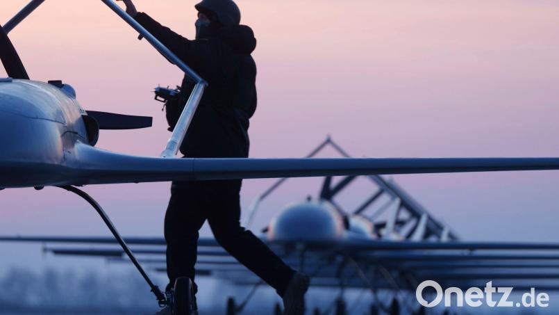 Die Ukraine setzt immer größere Schwärme ihrer Langstreckendrohnen ein. (Archivbild) Bild: Evgeniy Maloletka/AP/dpa