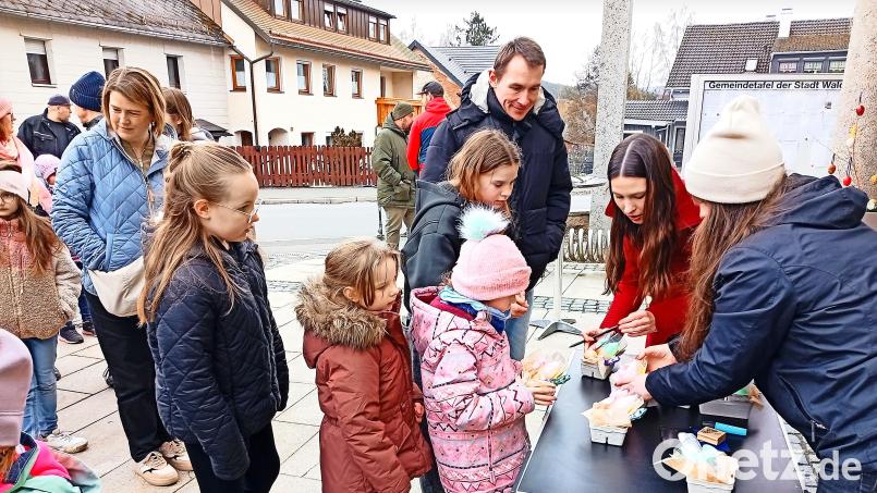 Die Kinder mussten zuerst im Stadtpark auf die Suche gehen, bevor sie die Ostereier am Stand gegen ein Geschenk ein­tauschen durften. Der Andrang war groß. Bild: fpoz