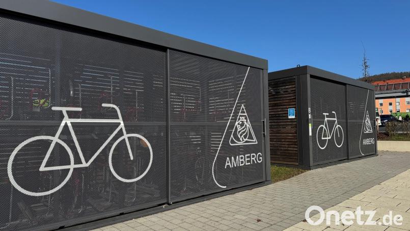 Auf dem Multifunktionsplatz gegenüber des Amberger Bahnhofs gibt es ein "Fahrrad-Parkhaus". Bild: Heike Unger