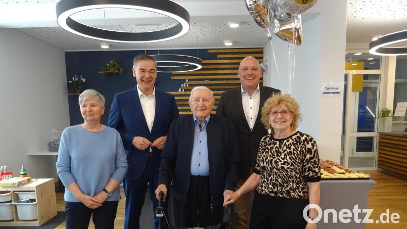 100 Jahre alt wurde Alfred Weller (Mitte) aus dem Stadtteil Brand. Zu den Gratulanten gehörten Tochter Petra, Landrat Peter Berek, Oberbürgermeister Oliver Weigel und Tochter Doris (von links nach rechts). Bild: apr