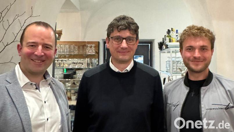 Wichtig ist dem neuen Vorstand des MWV mit Vorsitzendem Michael Forster (links) und Daniel Schmucker (rechts) eine enge Zusammenarbeit mit der Stadt. Mit dem neugewählten Bürgermeister Uli Münchmeier (Mitte) haben sich die Vorsitzenden bereits abgesprochen. Bild: Michael Forster/exb