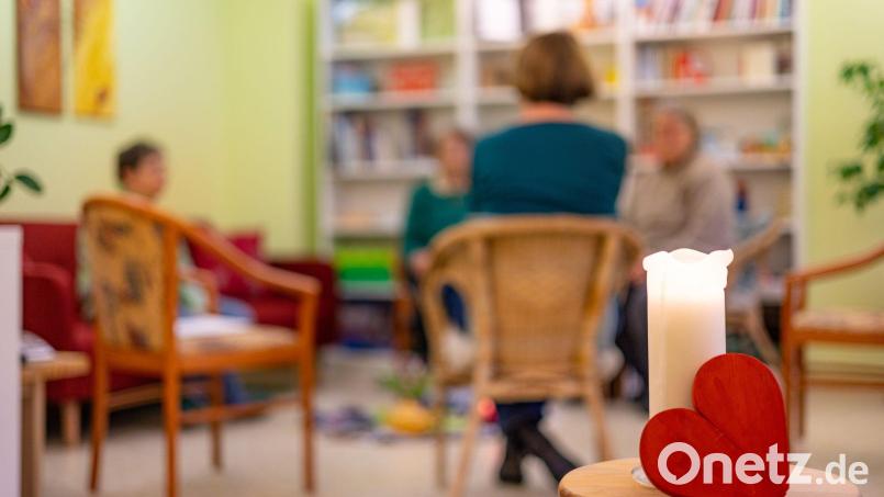 Viele Sozialarbeiterinnen und -arbeiter wirken in Beratungsstellen - doch die klagen über mangelnde finanzielle Unterstützung. (Symbolbild) Bild: Michael Reichel/dpa