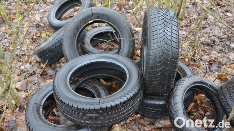 In Auerbach in der Oberpfalz wurde illegal Müll entsorgt. Die Polizei sucht nach Hinweisen auf die Täter. Symbolbild: dob