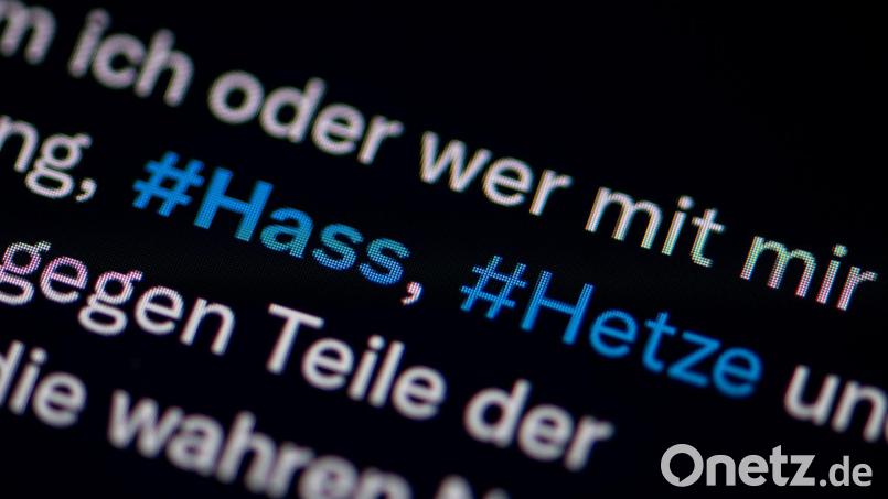 Die Zahl der Straftaten im Bereich der Hasskriminalität ist in Bayern weiter gestiegen (Symbolbild). Bild: Fabian Sommer/dpa