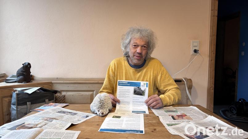 Jochen Surel aus Schwandorf setzt sich als Naturschützer für ein Nachtfahrverbot von Mährobotern ein, um den Igel vor diesem neuen Feind zu beschützen. Bild: Lukas Büchold