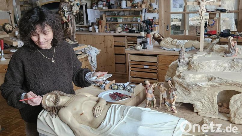 Fast fertig restauriert ist der "Grablieger", der Korpus des Heiligen Grabes in Warmensteinach. Lisa Schinner hat wochenlang daran gearbeitet. Bild: ld