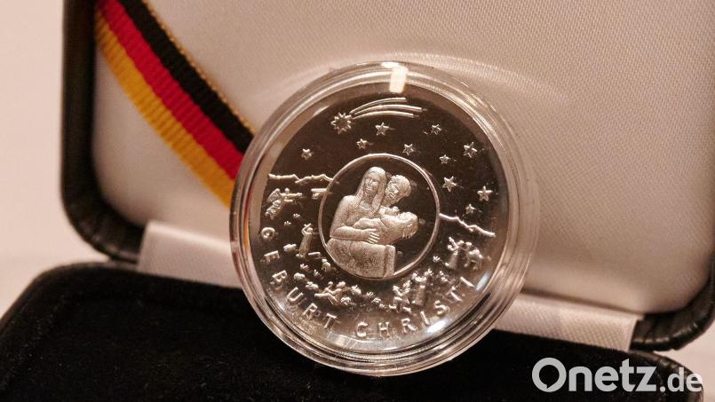 Die Bundesregierung gibt regelmäßig neue Sammlermünzen aus. (Archivbild) Bild: Annette Riedl/dpa