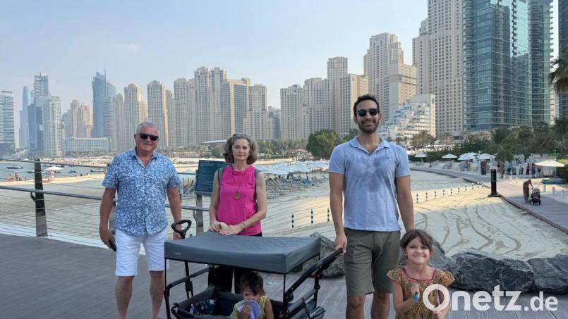 Josef und Luzia Ernst aus Münchenreuth beim Spaziergang in Dubai mit Schwiegersohn und Enkelkindern. Bild: Familie Ernst