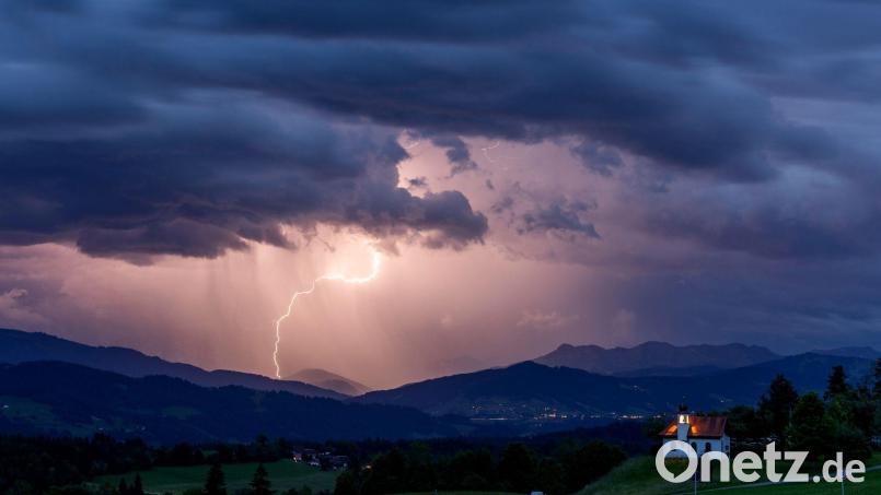 Der Wetterdienst warnt vor Gewittern in der Oberpfalz. Symbolbild: Jan Eifert/dpa