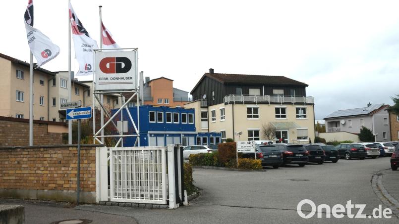 Das bestehende Betriebsgelände des Bauaunternehmens Donhauser ist eingebettet in eine Wohnbebauung und kann am Standort nicht erweitert werden. Deshalb plant der Betrieb eine Aussiedlung in den Stadtosten von Schwandorf. Bild: Hirsch