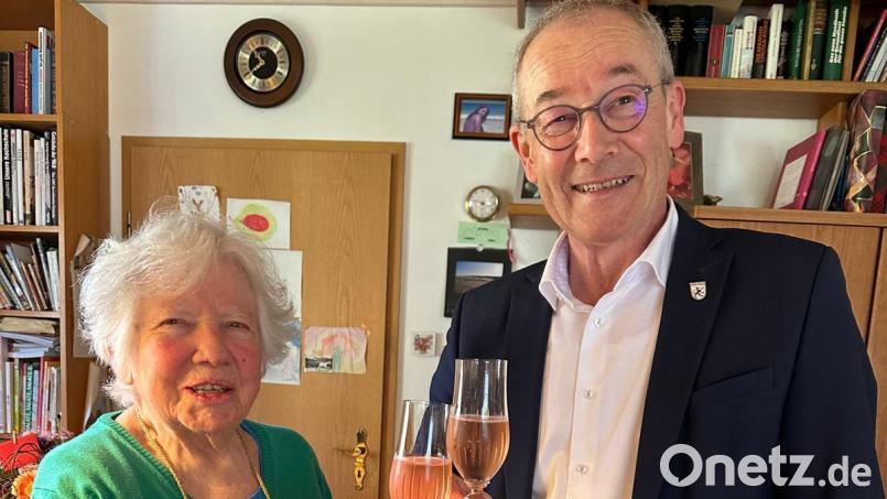 Ein Stößchen auf ihren 90. Geburtstag: Frieda Kreysler (links) freute sich über den Besuch von Riedens Bürgermeister Erwin Geitner. Bild: Isabelle Kreysler