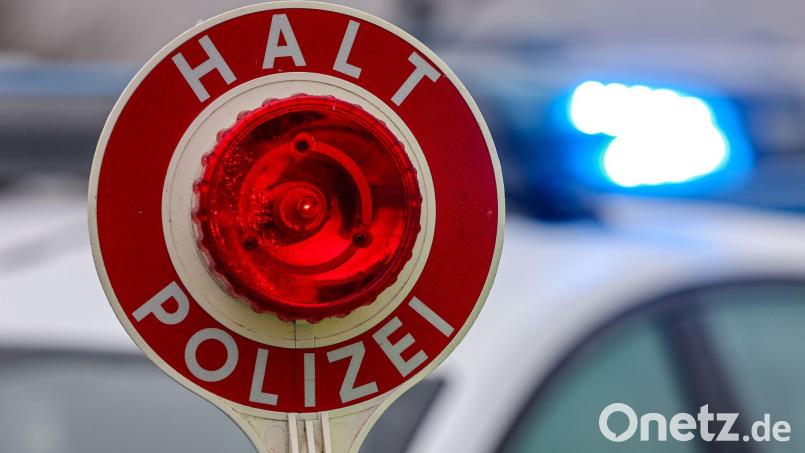 Die Grenzpolizei stoppt auf der A6 bei Pleystein einen Fahrer ohne Führerschein. Symbolbild: Jan Woitas/dpa