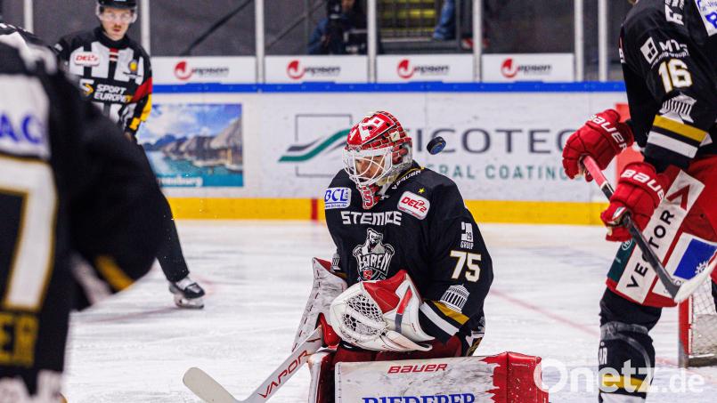 Goalie Jonas Neffin und die Eisbären Regensburg stehen nach dem 2:1 gegen die Starbulls Rosenheim im Play-off-Halbfinale und treffen dort auf die Krefeld Pinguine. Archivbild: Werner Moller