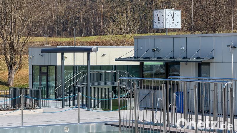 Hunderte wünschten sie sich, seit März ist sie zurück: Eine analoge Uhr am Dach des Bademeisterhauses. Wenn am 25. April die Freibad-Saison losgeht, können Schwimmer die neue Bad-Errungenschaften in Augenschein nehmen. Bild: Wolfgang Steinbacher