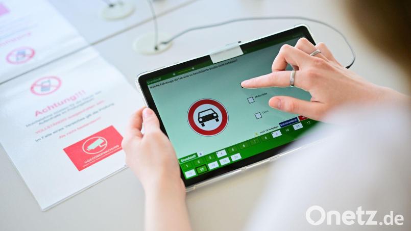 In mehr als jedem dritten Fall kamen Gadgets wie etwa Mini-Kameras oder kleine Ohrhörer zum Einsatz. (Symbolbild) Bild: Sebastian Gollnow/dpa