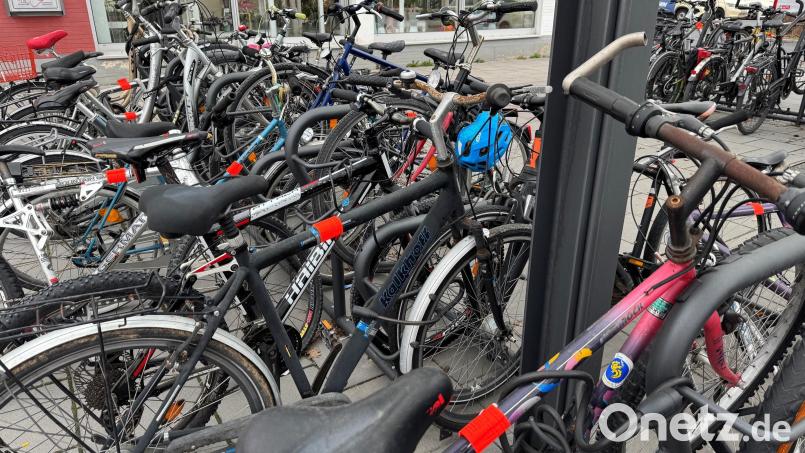 Komplett "zugeparkt" präsentierte sich zuletzt der überdachte Fahrradabstellplatz vor dem Bahnhof in Amberg. Inzwischen hat die Stadt hier neonrote Banderolen an Rädern angebracht, die hier schon wochenlang stehen: Sie werden Mitte April entfernt. Bild: Heike Unger