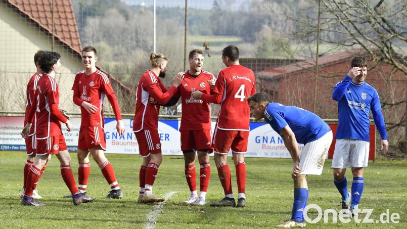 Während sich die Neukirchner über den sechsten Treffer von David Schirner (4.v.r.) freuen, sind die Rosenberger in Person Fabian Stubenvoll (Zw. v. r.) restlos bedient. Der 1. FC Neukirchen hat in der Kreisklasse Süd allerdings eine undankbare Rolle. Bild: Hubert Ziegler