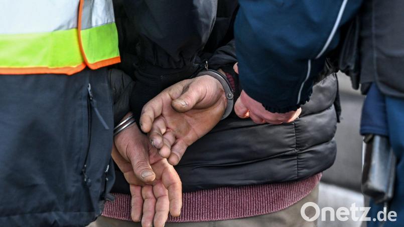 Die Bundespolizei konnte nach einer Fahndung zwei Tatverdächtige festnehmen. (Symbolbild) Bild: Jens Kalaene/dpa