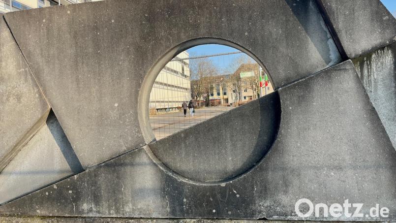 Die künstlerisch gestaltete Betonmauer von Josef Gollwitzer (1917–2006) vor dem Kepler-Gymnasium Weiden ist sanierungsbedürftig. Die Kosten hoch. Die Diskussion über ihren Erhalt oder einen Abriss dauern an. Bild: Gabi Schönberger