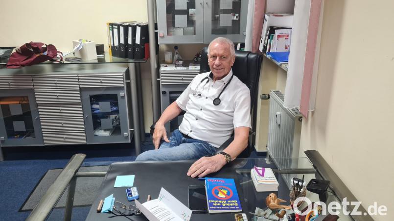 Am Dienstag sitzt Dr. Roland Vogel zum letzten Mal in seiner Praxis in Kastl. Bild: Jonas Storch