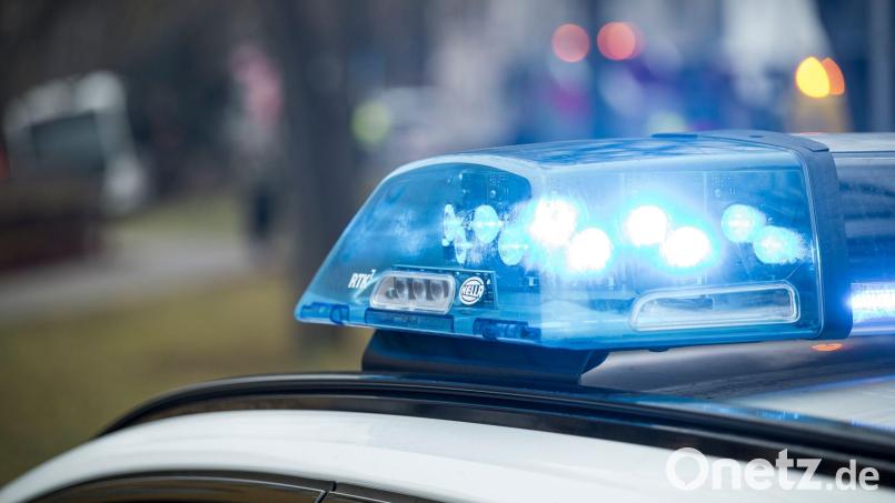 Unbekannte haben in Neusorg Straßenleitpfosten und Verkehrszeichen aus der Verankerung gerissen. Symbolbild: Daniel Vogl/dpa