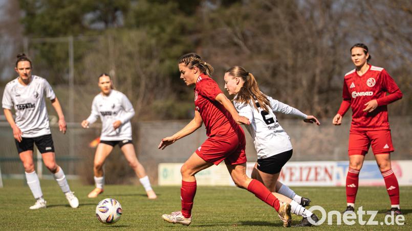 Nadja Helleder (Mitte) und der TSV Theuern haben das Abstiegsduell gegen Bad Aibling mit 0:3 verloren. Archivbild: Hannah Dirscherl
