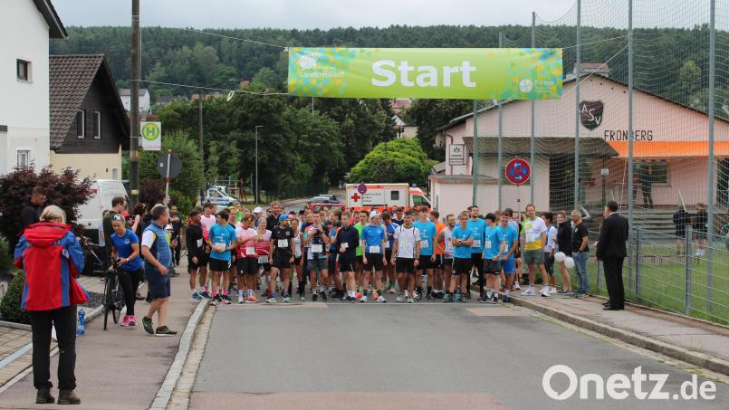 Läuferinnen und Läufer beim Landkreislauf 2025 stehen in Fronberg bereit. Symbolbild: Laura Kohl