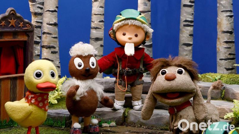 Hund Moppi (rechts im Bild) feiert Geburtstag. (Archivbild) Bild: Carsten Koall/dpa